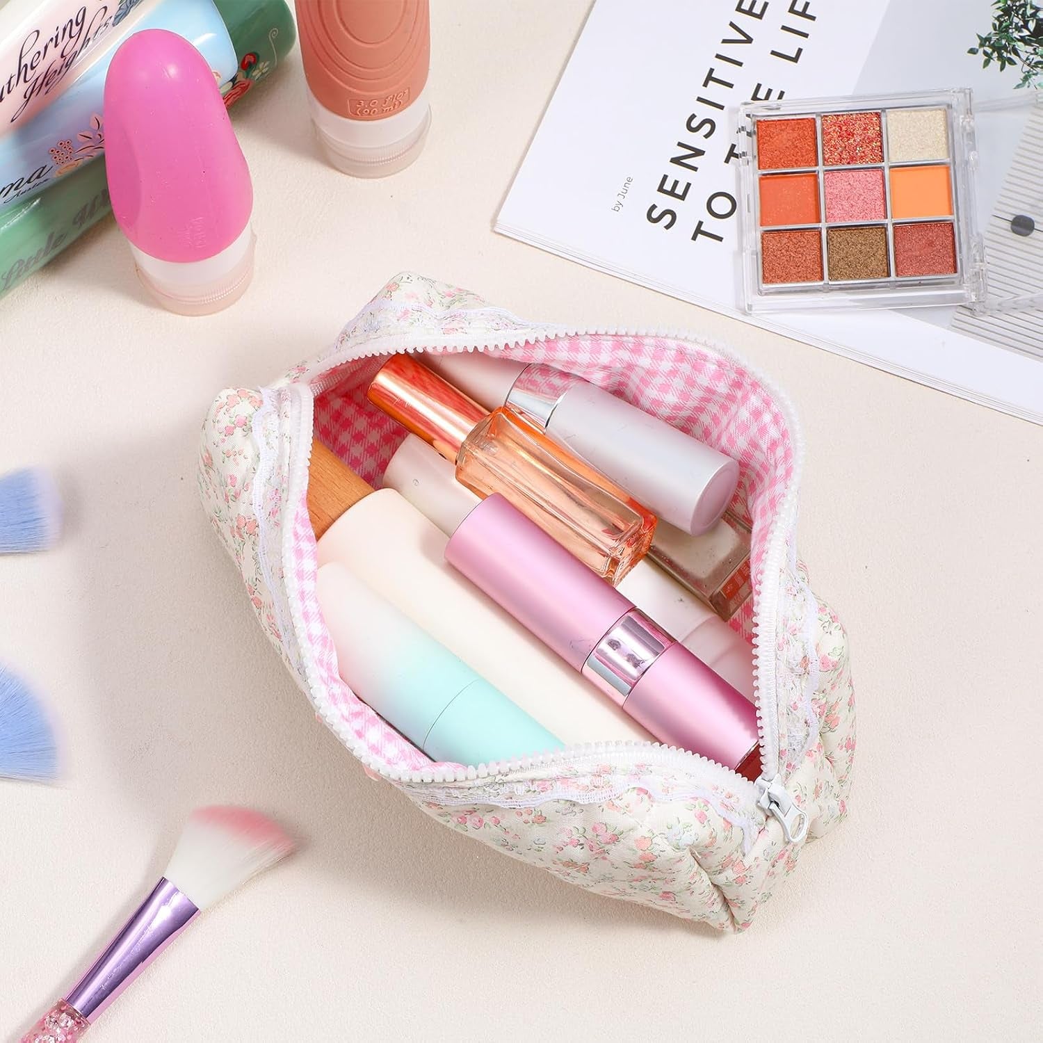 Quilted Makeup Bag, Floral Large Cute Cosmetic Pouch, Coquette Aesthetic Pink Makeup Pouch Cotton Puffy Travel Toiletry Storage Bag Portable Zipper Organizer (Light Pink)
